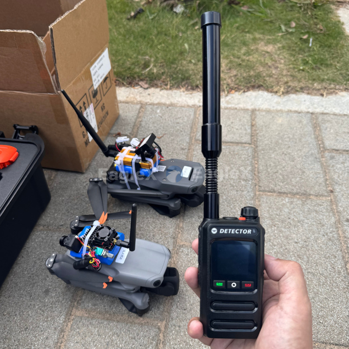 1.5-2KM เครื่องตรวจจับ FPV มือถือ เครื่องตรวจจับ Drone 8001500MHz、24002485MHz、57255850MHz 1