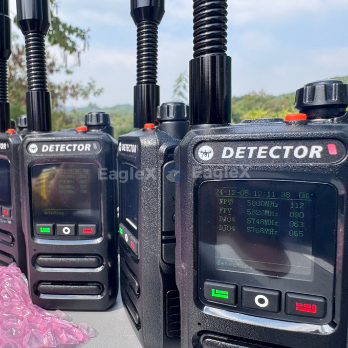 1.5-2KM เครื่องตรวจจับ FPV มือถือ เครื่องตรวจจับ Drone 8001500MHz、24002485MHz、57255850MHz 0