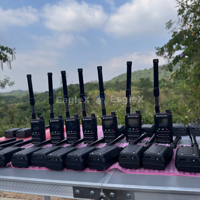 1.5-2KM เครื่องตรวจจับ FPV มือถือ เครื่องตรวจจับ Drone 8001500MHz、24002485MHz、57255850MHz 2