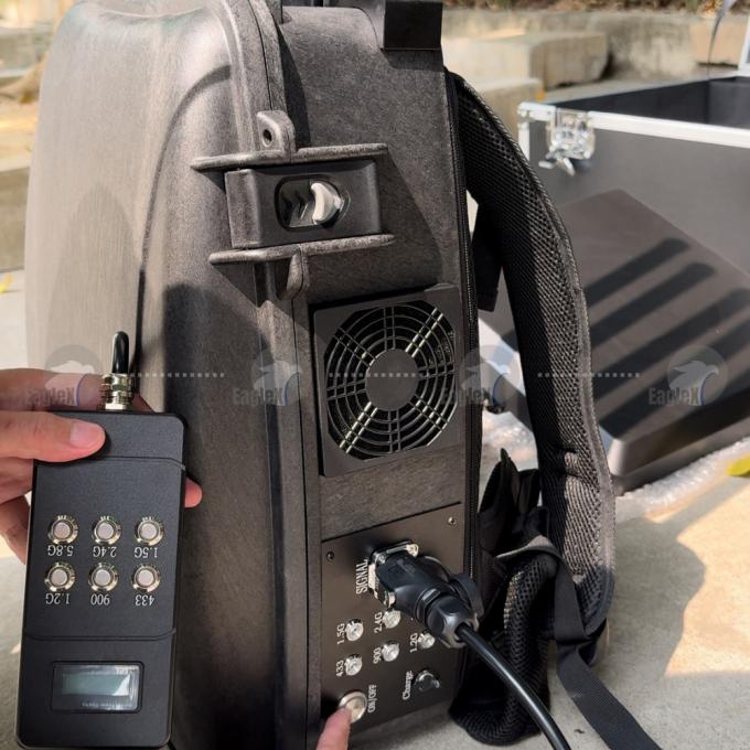 1.5KM-2KM Backpack Drone Jammer ระยะความถี่ 860MHz-930MHz 0